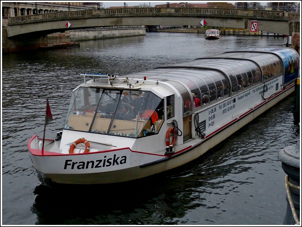 Das Ausflugschiff  Franziska legt soeben von ihrer Anlegestelle beim Dom in Berlin zu einer Flurundfahrt ab.  25.12.2012