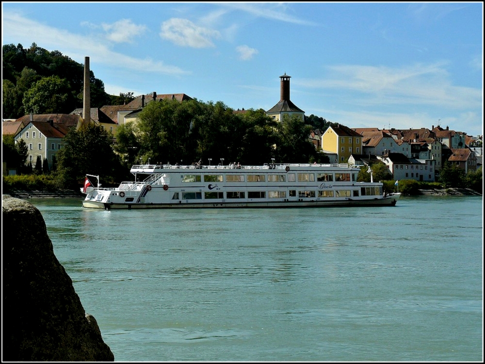 Das Ausflugschiff  GISELA  whrend der 3 Flssefahrt, hier auf dem Inn mit im Hintergrund die Innstadtkulisse von Passau. Das Schiff wurde 1977 gebaut, Lnge 53,65 m, Breite 8,19m, Motorleistung 540 PS, 300 Sitzpltze im Innenraum und 100 Pltze auf dem Freideck.  16.09.2010