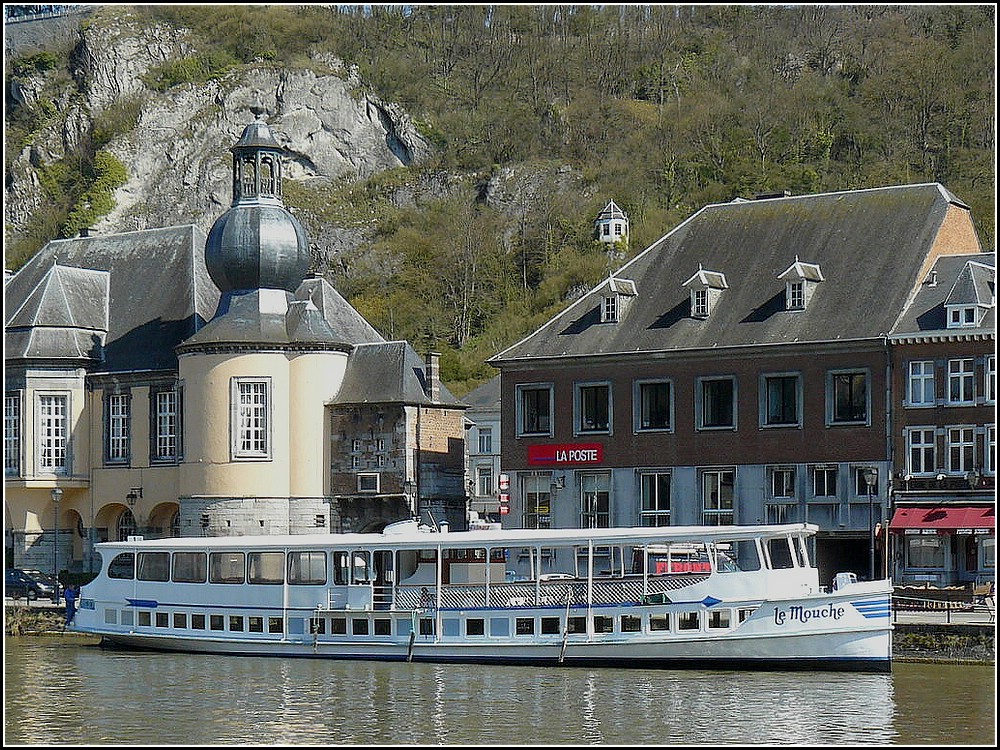 Das Ausflugschiff  Le Mouche  wartet am 30.03.2009 in Dinant auf Fahrgste.