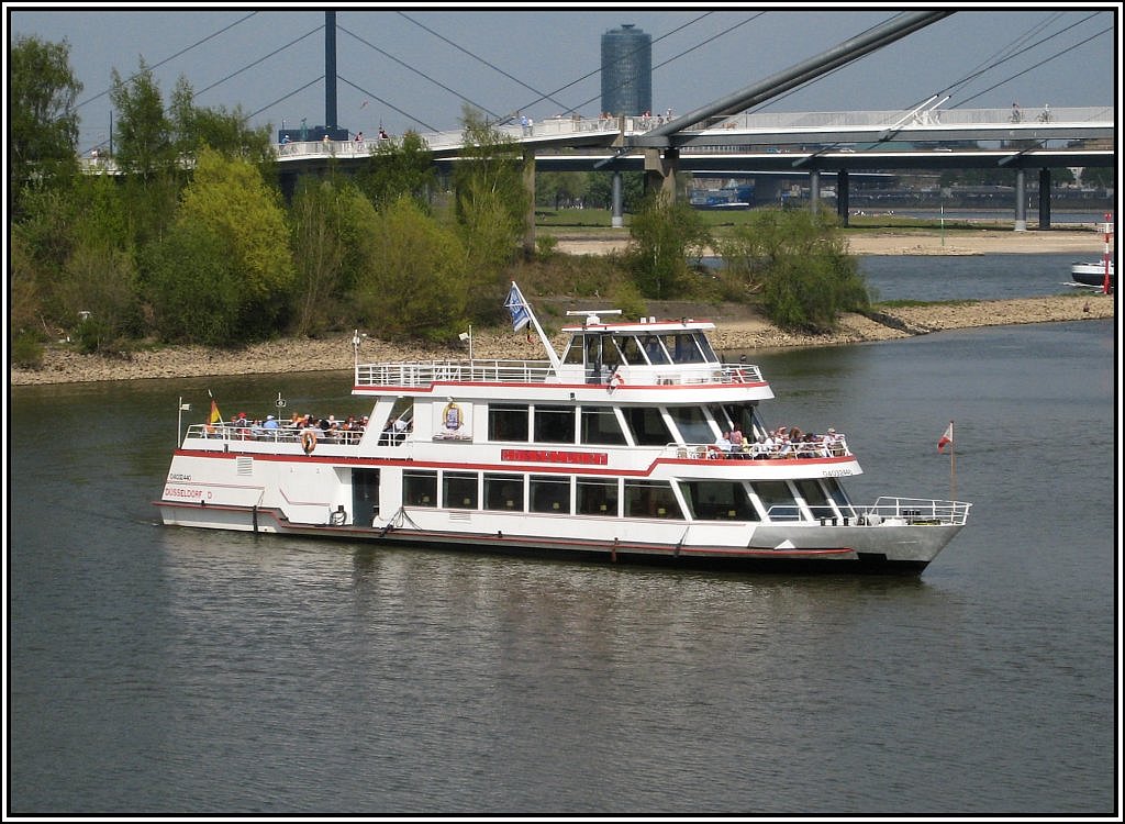Das Ausflugschiff MS  Dsseldorf , aufgenommen am 25.04.2010 im Dsseldorfer Medienhafen.