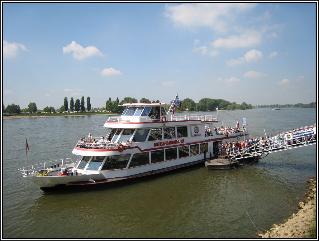 Das Ausflugschiff MS  Dsseldorf , aufgenommen am 23.05.2010 beim Schiffsanleger im Dsseldorfer Stadtteil Kaiserwerth. Von hier aus kann man mit dem Schiff auf dem Rhein bis zur Dsseldorfer Altstadt fahren.