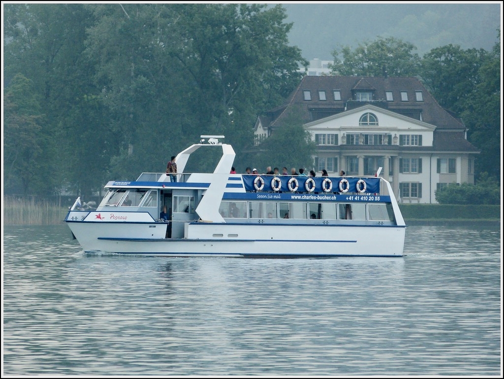 Das Ausflugschiff Pegasus unterwegs auf dem Viewaldstttersee am 24.05.2012.