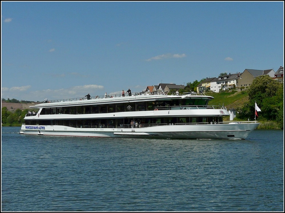 Das Ausflugschiff  Princesse Marie Astrid  hat am 24 05.2010 die Schleuse von Grevenmacher verlassen und nimmt Fahrt auf in Richtung Remich. Schiffsdaten: BJ 2009, Euronr. 08040009, L 60 m, B 11,40 m, das Schiff kann bis zu 500 Passagiere aufnehmen. 	
Gebaut wurde es bei: Lux-Werft und Schiffahrt GmbH, Niederkassel 
Eigner ist die  Luxemburgische Mosel-Touristikgesellschaft , Luxembourg 