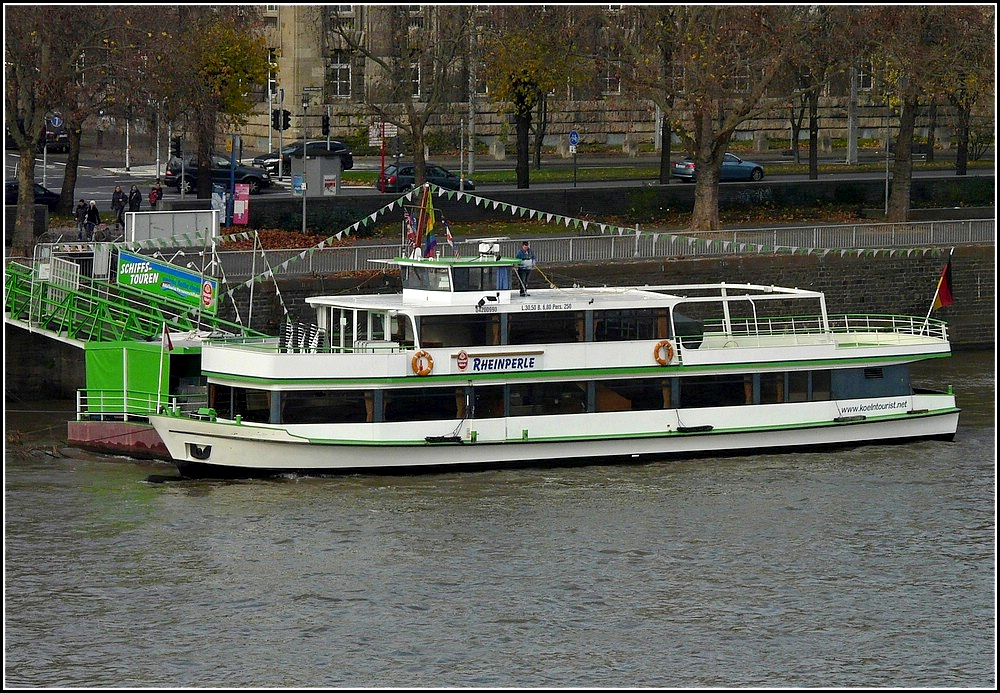 Das Ausflugschiff Rheinperle liegt am Kai in Köln und wartet auf Fahrgäste. 20.11.2010