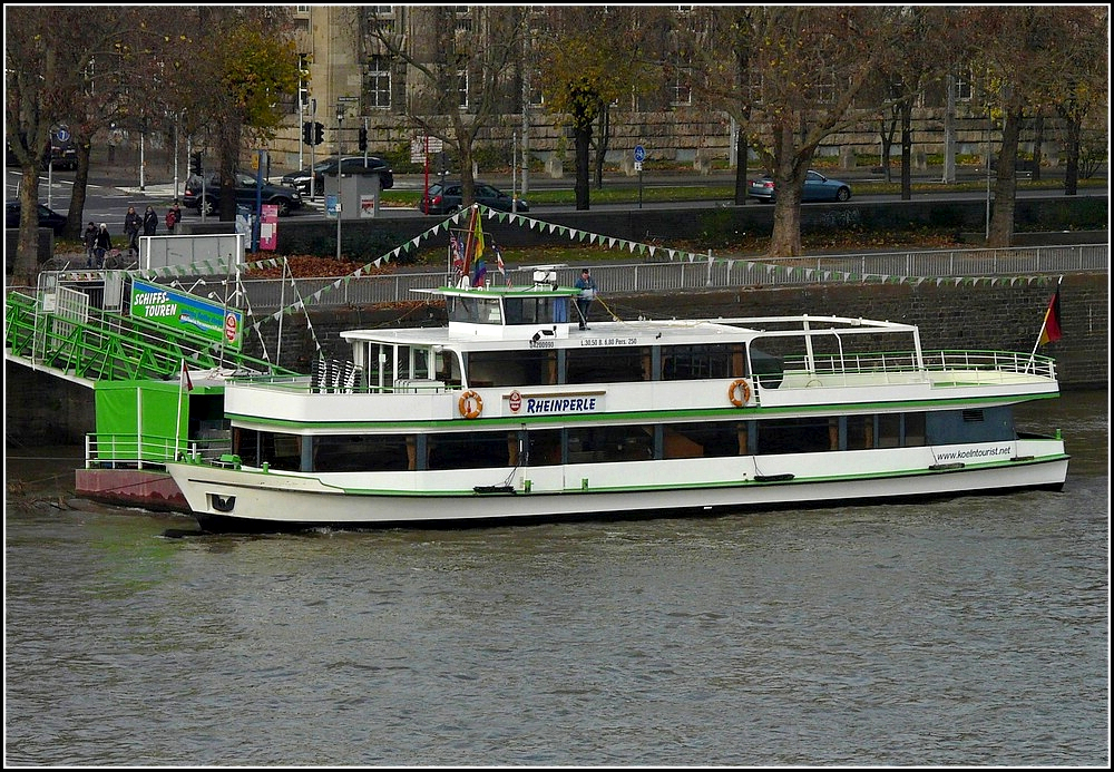 Das Ausflugschiff Rheinperle liegt am Kai in Kln und wartet auf Fahrgste. 20.11.2010