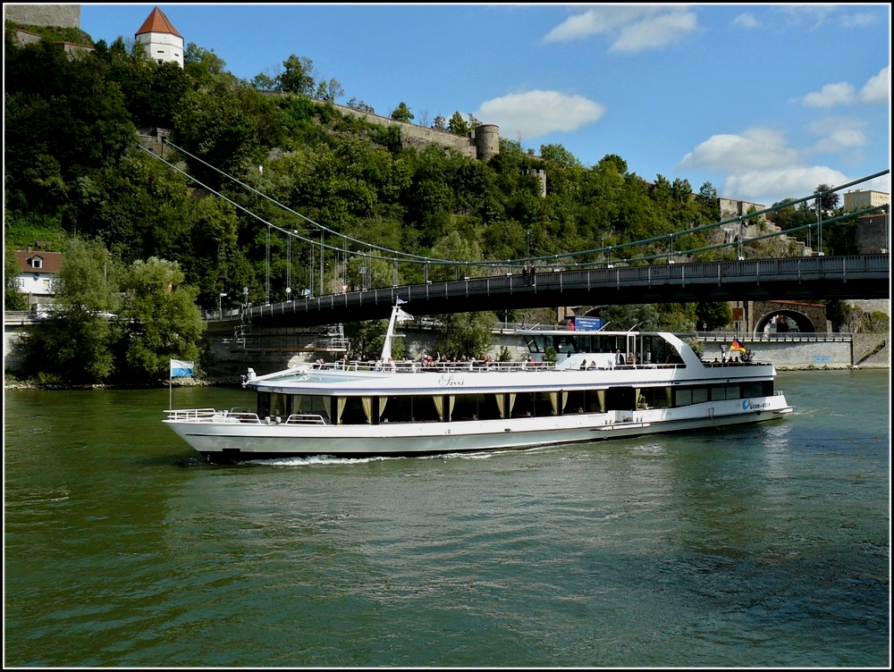 Das Ausflugschiff  SISSI  hat die 45 mintige 3 Flsserundfahrt in Passau fast beendet und nhert sich nun ihrer Anlegestelle um neue Passagiere an Bord zunehmen. 16.09.2010