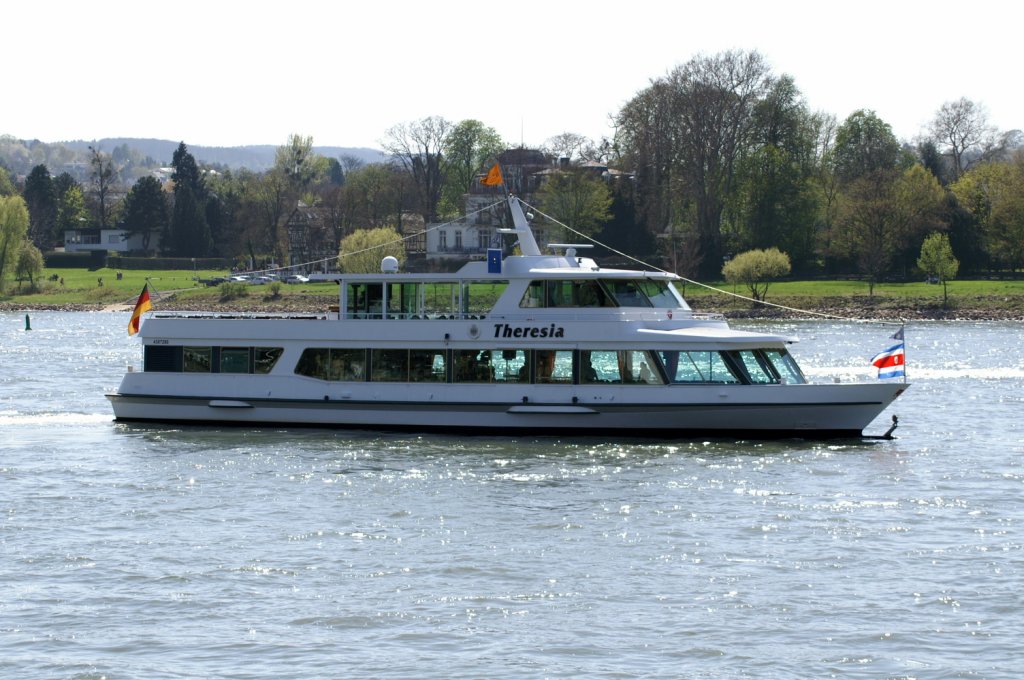 Das Ausflugschiff Theresia aufgenommen am 17.04.10 bei Knigswinter am Rhein