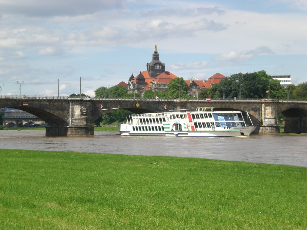 Das Ausflugsschiff August der Starke an der Albertbrcke in Dresden.(24.7.2011)