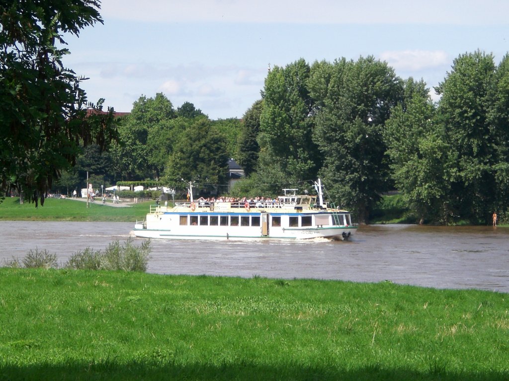 Das Ausflugsschiff Bad Schandau fhrt grade durch Dresden-Johannstadt.(24.7.2011)