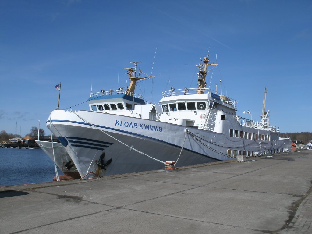 Das Ausflugsschiff  KLOAR KIMMING  ,am 06.April 2013,im Hafen von Peenemnde.