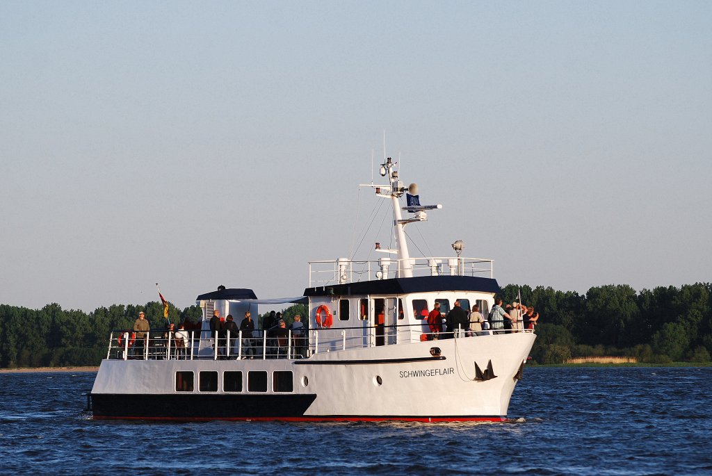 Das Ausflugsschiff Schwingeflair Flagge:Deutschland Lnge:24.0m Breite:6.0m auf der Elbe vor Schulau Wedel am 08.05.11