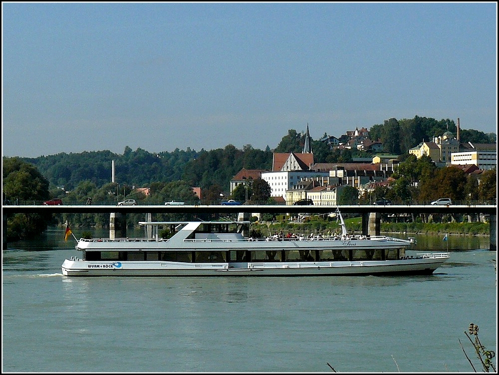 Das Ausflugsschiff  SISSI  beim Wendemanver auf dem Inn, vor der Marienbrcke, welche die Altstadt von Pasau mit der Innstadt verbindet. Das Schiff SISSI wurde 1998 gebaut, Lnge 46,75 m, Breite 11,20 m, Motorleistung von 600 PS, 150 Sitzpltze im Innenraum und 100 Pltze auf dem Freideck. Es steht fr Rund- und Charterfahrtenzur verfgung, ausserdem trgt es den Kosenamen der sterreichichen Kaiserin  ELISABETH .  Passau 16.09.2010. 