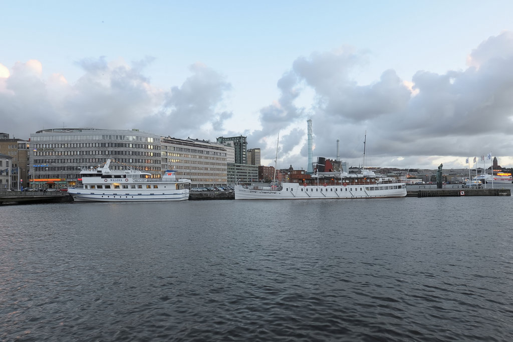 Das Ausflugsschiff Walona und das Dampfschiff Bohuslän im August 2010 im Hafen von Göteborg.