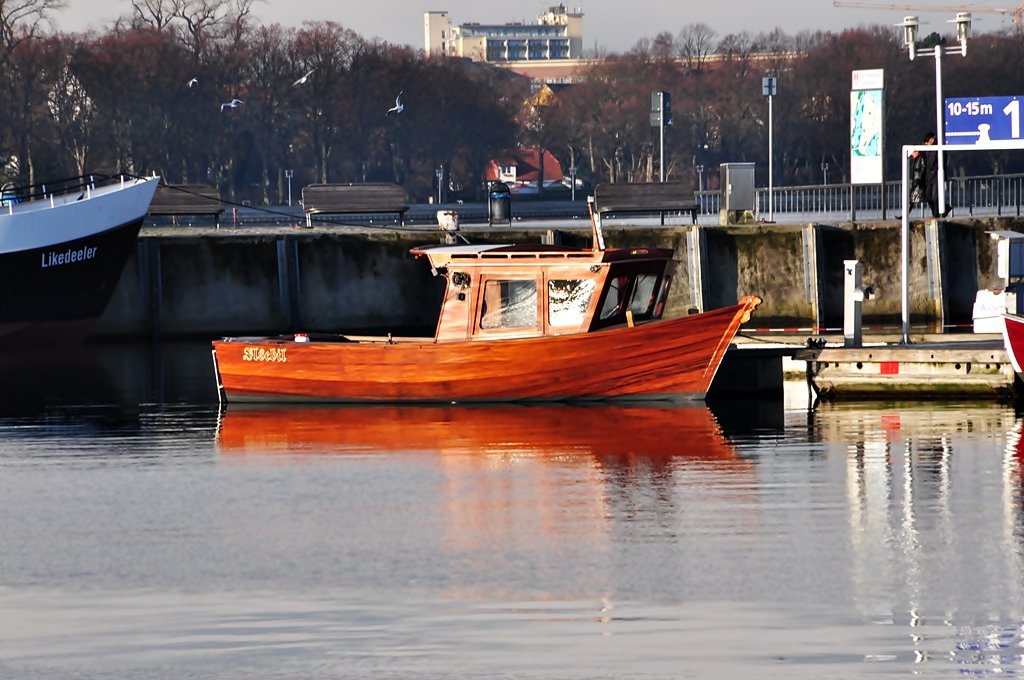 das Aussehen sticht ins Auge, wohl als Klinkerholzboot ausgefhrtes kleines Boot im Stralsunder Hafen am 13.12.09