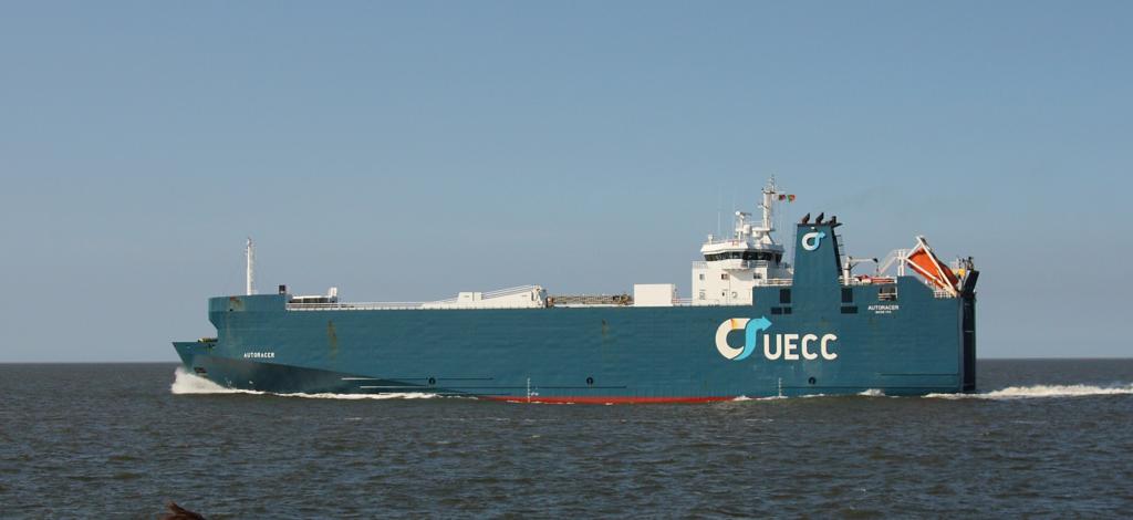 Das Autotransportschiff Autoracer UECC war am 6.7.2013 seewrts in der
Wesermndung unterwegs.