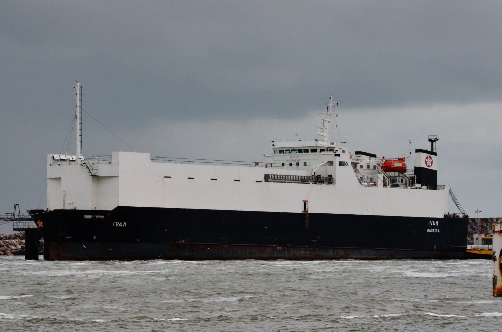 Das Autotransportschiff IVAN mit Heimathafen Madeira wurde beim Auslaufen von Calais am 24.05.2013 beobachtet. Lnge: 100m, Breite: 18m,

