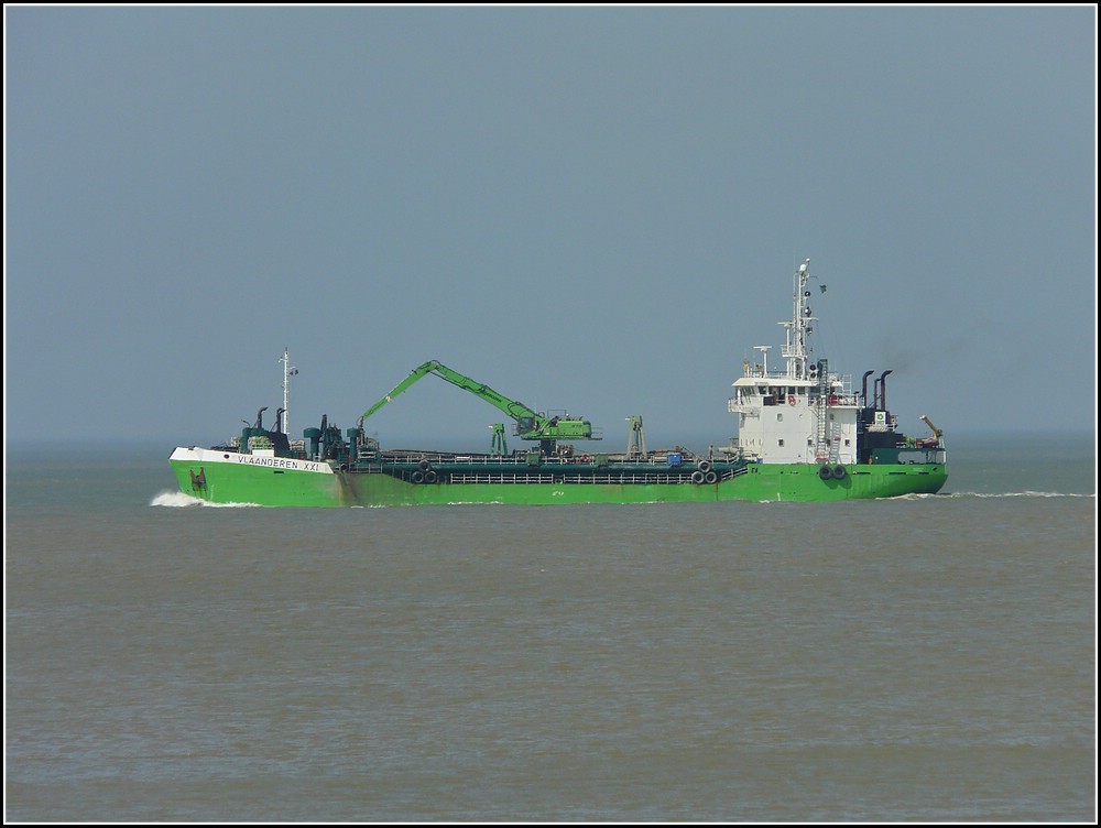 Das Baggerschiff  VLAANDEREN XXI  aufgenommen an der Kste von Blankenberge am 10.04.2010. 