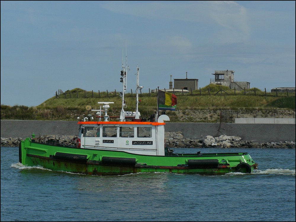 Das Begleitschiff des Schleppverbandes fhrt aus dem Hafen von Oostende aus und macht sich auf den Heimweg nach Zeebrugge. 11.08.2010