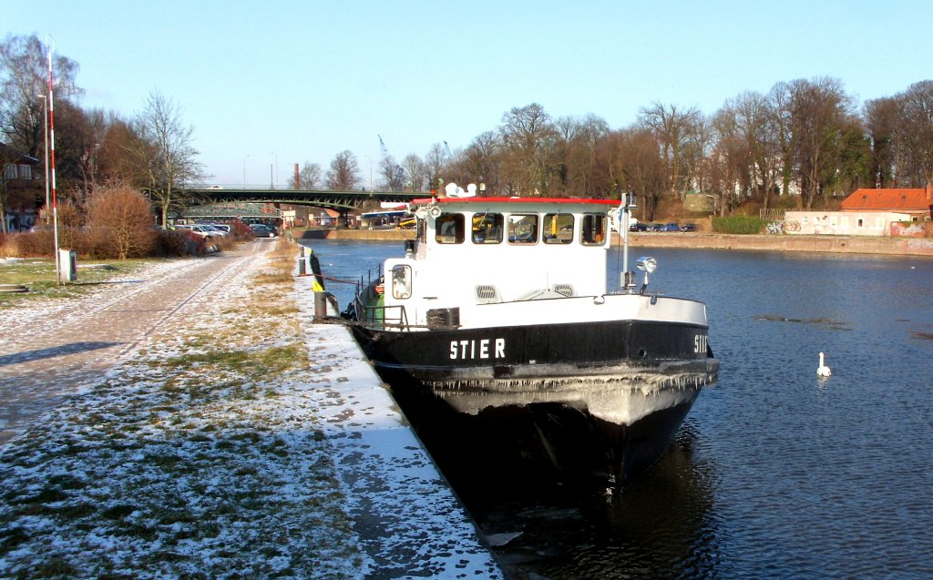 Das Behrdenschiff STIER IMO 8912209 vom WSA Lauenburg, wartet im Lbecker Klughafen am Eingang des ELBE LBECK KANAL auf seinen Einsatz...
Aufgenommen: 1.2.2012