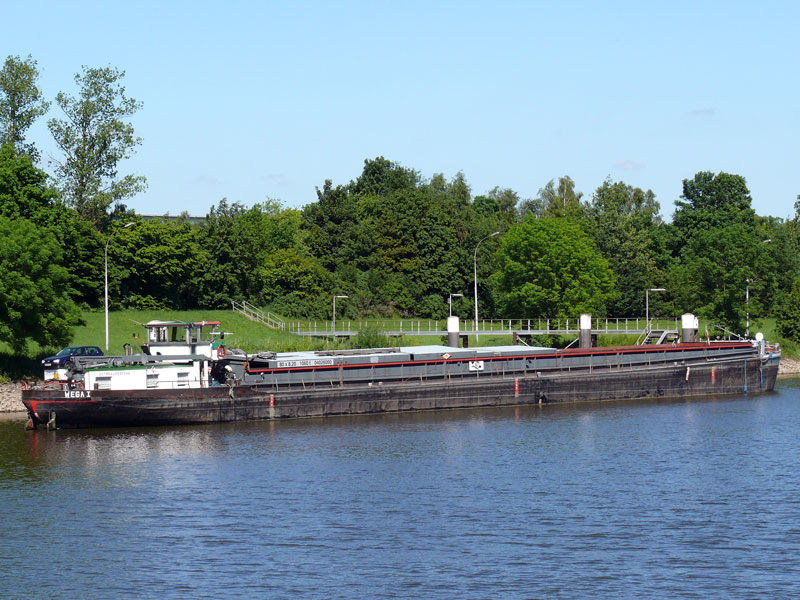 Das Binnenfrachtschiff WEGA I, von Hamburg kommend wartet auf dem Unteren Schleusenkanal Geesthacht bis der Gegenverkehr die Schleuse frei gemacht hat; 03.06.2010
