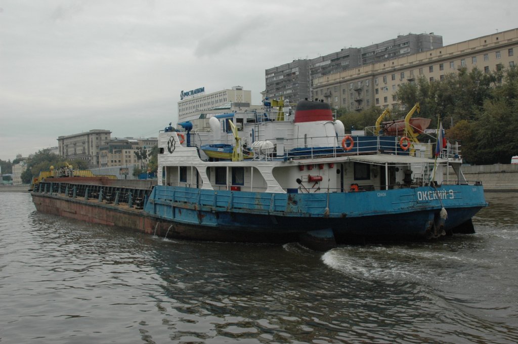 Das Binnenschiff OKCKИИ 9 auf der Moskwa wurde am 12.09.2010 fotografiert.