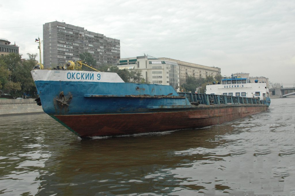 Das Binnenschiff OKCKИИ 9 auf der Moskwa wurde am 12.09.2010 fotografiert.