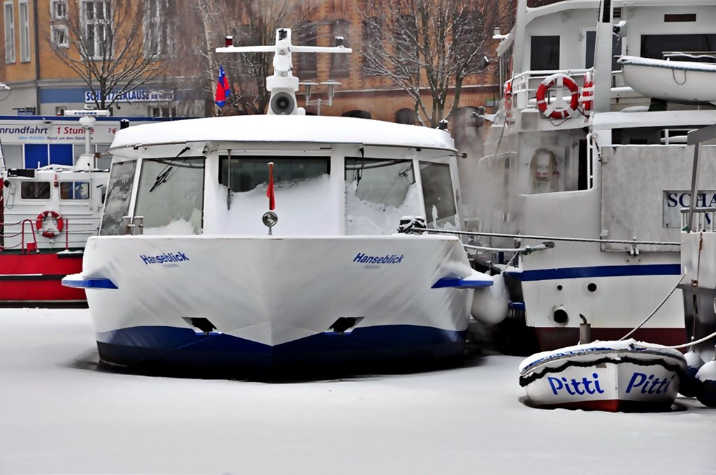 das Cabrioschiff, die  Hanseblick , hlt Winterschlaf im Hafen von Stralsund am 07.01.2010