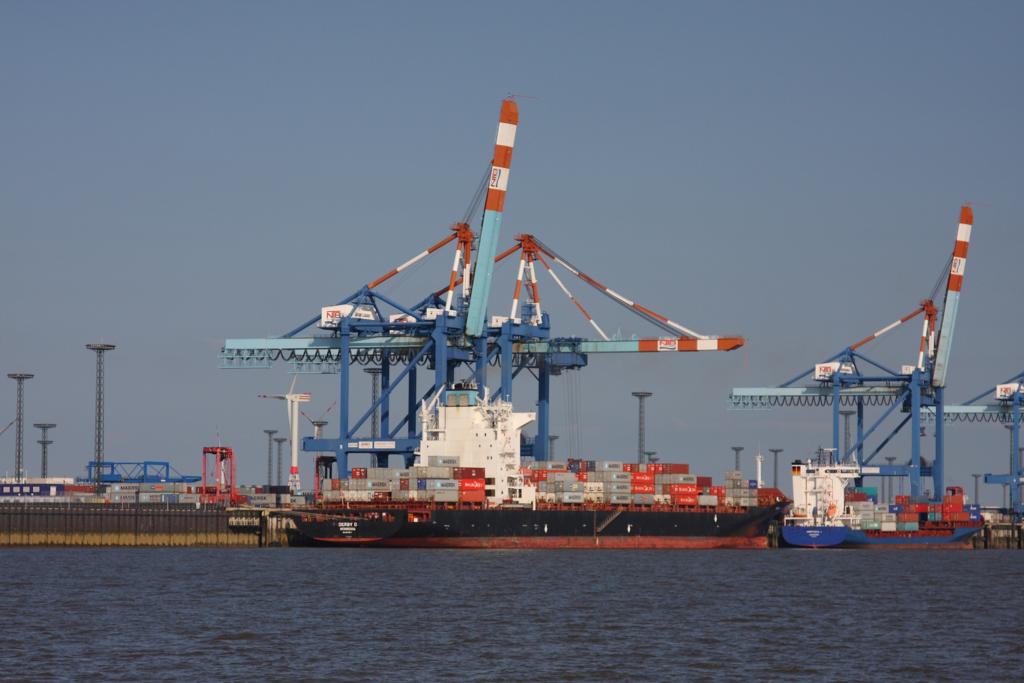 Das Container Schiff  Derby D  liegt am 6.7.2013 am Kai des Container
Terminals in Bremerhaven.