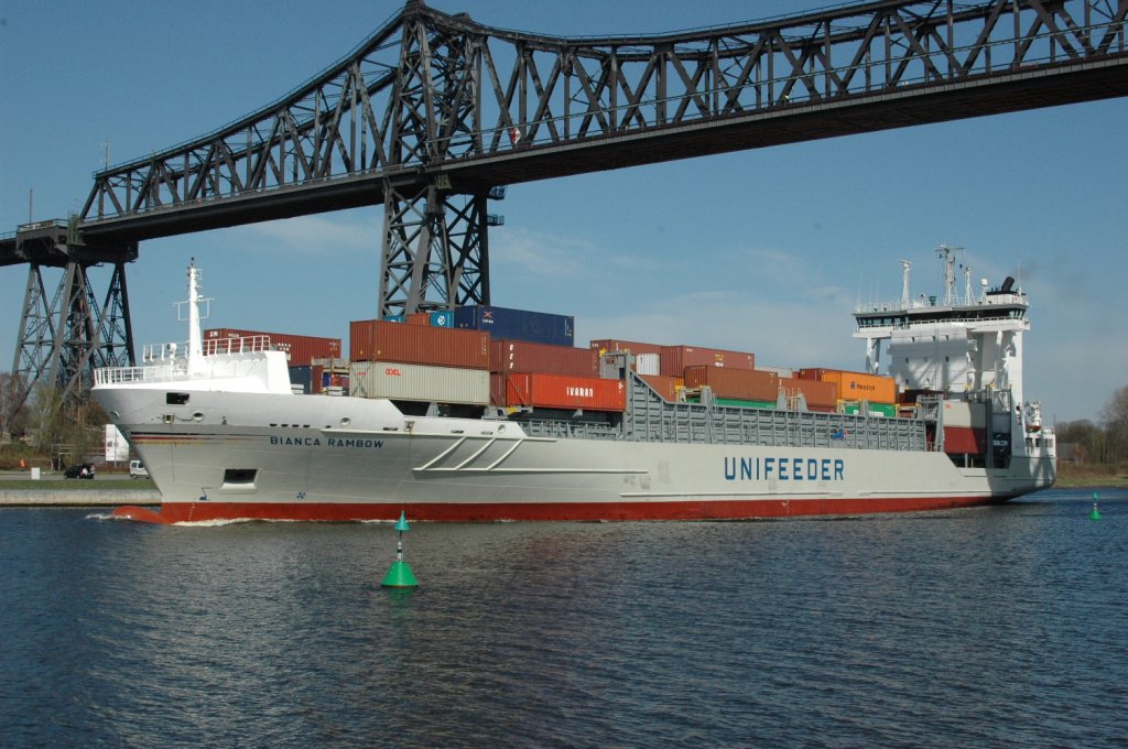 Das Containerschiff  Bianca Rambow (IMO:9297591) Heimathafen Hamburg ein Unifeeder. Hier auf dem NOK in Rendsburg an der Eisenbahnhochbrcke. Fotografiert am 11.04.2011.