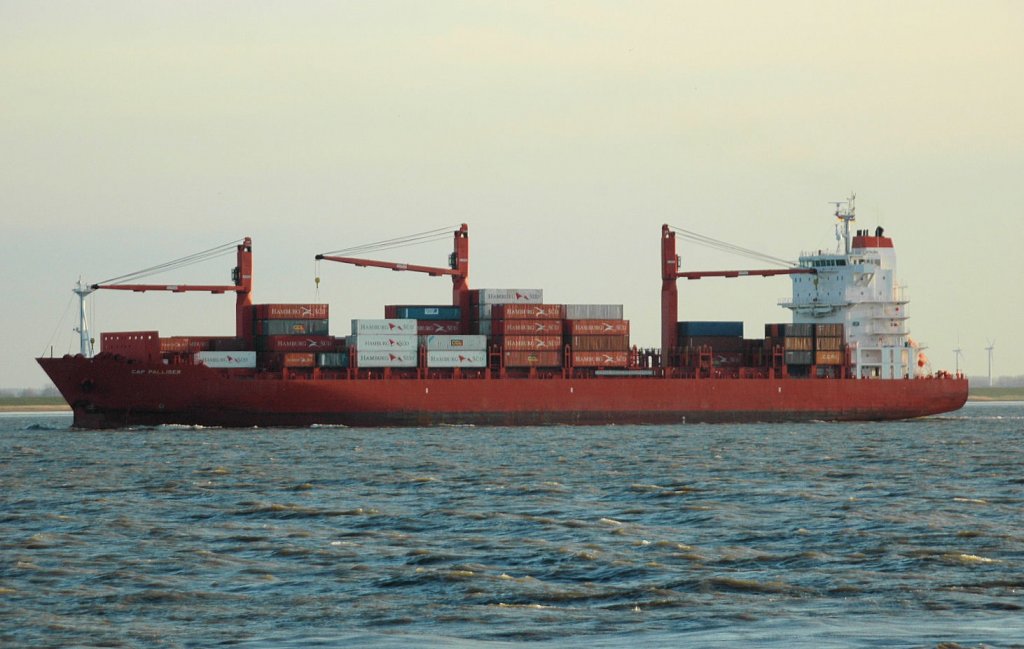 Das  Containerschiff  Cap Palliser (IMO: 9344679)  auf dem Weg nach Hamburg. Passiert gerade Brunsbttel. Aufgenommen am 04.04.2011. Technische Daten: Baujahr 2007, Lnge 186 m, Breite 27,60 m, fasst 1819 Container und macht 21 Knoten.
