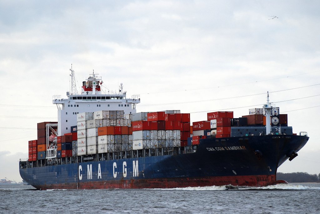 Das Containerschiff CMA CGM Sambhar IMO-Nummer:9295969 Flagge:Zypern Lnge:269.0m Breite:32.0m Baujahr:2006 Bauwerft:CSBC,Kaohsiung Taiwan nach Hamburg einlaufend bei Lhe am 19.03.11