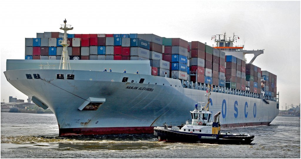 Das Containerschiff  Hanjin Alexandria  mit Schlepper  Peter , am 6.06.2010 im Hamburger Hafen. Lg.349m - Br.46m - Tg.12,5m - 21 kn - DWT 108000;