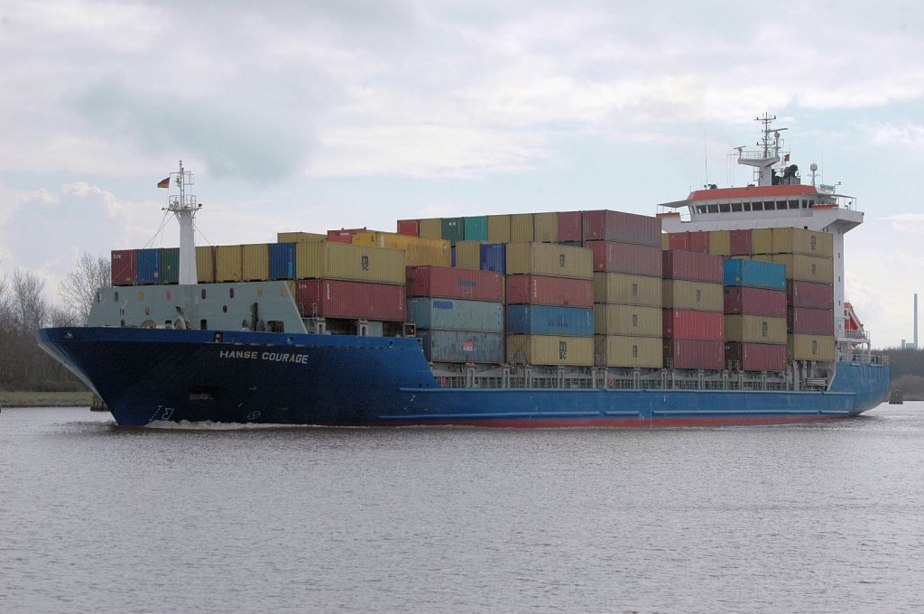 Das  Containerschiff  Hanse Courage (IMO: 9318773) auf dem NOK Richtung Kiel. Baujahr 2005 in China, es  hat eine Lnge von 140,39 m und eine Breite von 22,80 m. Es kann bis zu 830 Container laden. Der Heimathafen ist St. John’s.  Ex-Namen sind X-PRESSELBRUS und GABRIELLA.   Aufgenommen am 04.04.2011.