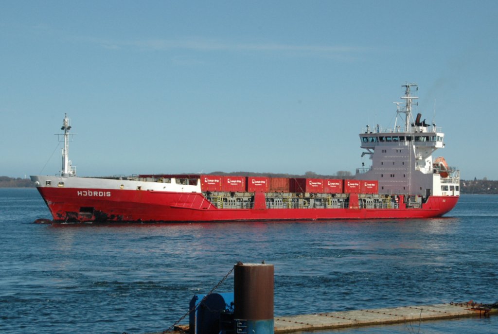 Das Containerschiff Hjördis  (IMO: 9126235), Heimathafen Pikis. Baujahr 1996, Länge 119,85 m, Breite 18,14 m, Tiefgang 6,82 m,16 Knoten und 466 Teu. Es wurde vor der Einfahrt zur Kiel-Holtenauer Schleuse am 09.04.2011 gesehen. Es fährt unter finnischer Flagge. 