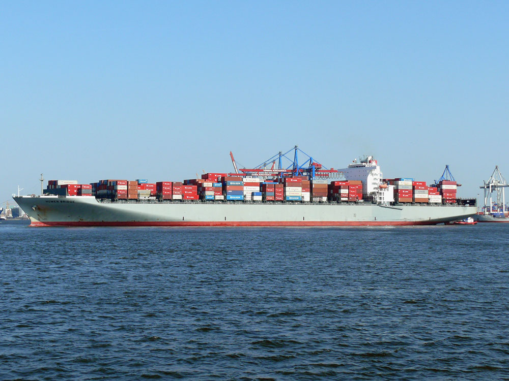 Das Containerschiff HUMEN BRIDGE, Panama (IMO: 9302164) L:336m, B:46m gebaut 2007 bei ISHIKAWJIMA HARIMA HEAVY INDUSTRIES, TOKYO JAPAN wird auf der Elbe um 180 Grad gedreht (1); Hamburg, 16.04.2009
