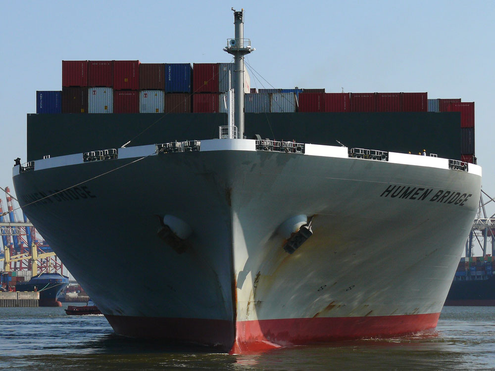 Das Containerschiff HUMEN BRIDGE, Panama (IMO: 9302164) L:336m, B:46m gebaut 2007 bei ISHIKAWJIMA HARIMA HEAVY INDUSTRIES, TOKYO JAPAN wird auf der Elbe um 180 Grad gedreht (3); Hamburg, 16.04.2009
