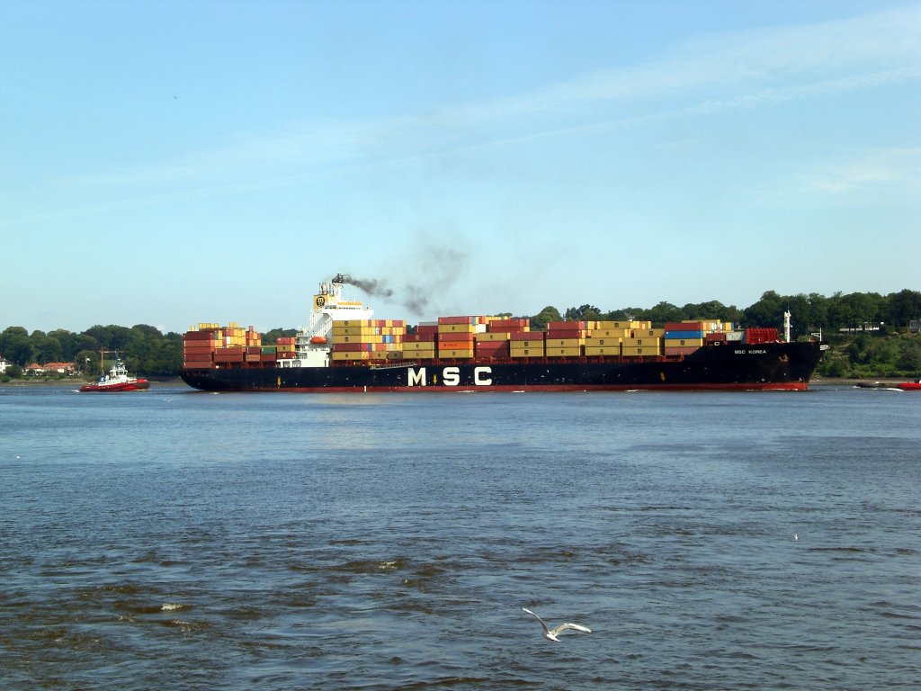 Das Containerschiff Korea auf der Elbe nahe der Anlegestelle Hamburg-Blankenese.(21.7.2009)