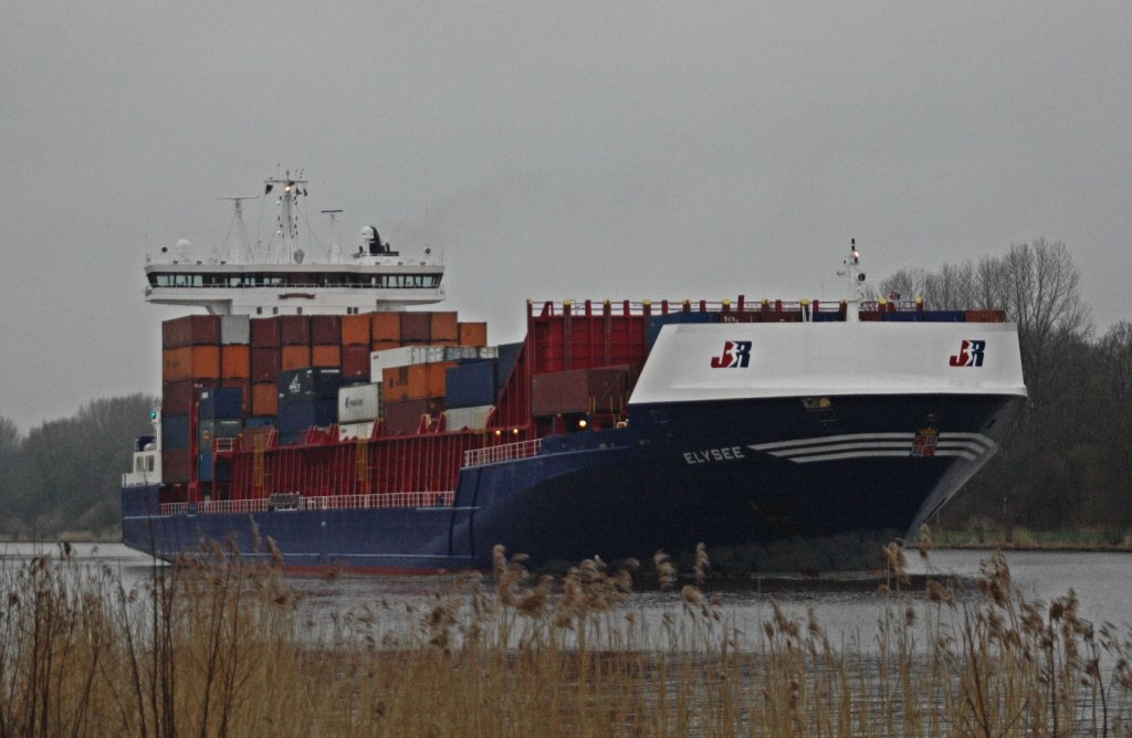 Das Containerschiff MS Elysee / Harlingen   (IMO: 9462794) auf dem NOK bei Hochdonn Richtung Brunsbttel. Im November 2009 wird das 393. und zugleich das letzte Containerschiff, das die Sietas-Werft in Hamburg-Neuenfelde gebaut hat, ausgeliefert. Damit endet der 40-jhrige Containerschiffbau auf der Werft. Jetzt werden Spezialschiffe gebaut. Aufgenommen am 05.04.2011.