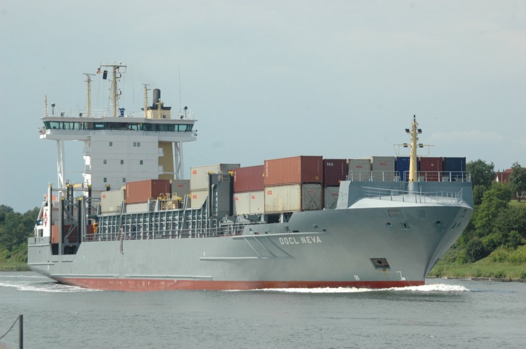 Das Containerschiff OOCL Neva IMO: 9231846 mit Heimathafen St.John‘s am 20.07.2011 in Sehestedt auf dem Nord-Ostsee-Kanal.  