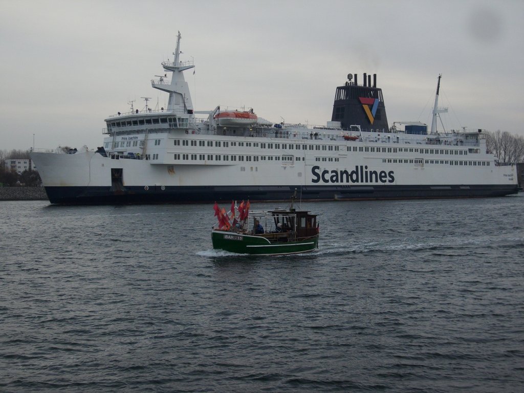 Das dnische Fhrschiff  Prinz Joachim  begab sich am 05.Dezember 2009 nach Gedser als das Schiff von einem kleinen Fischkutter in Rostock-Warnemnde berholt wurde.