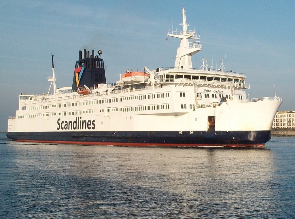 Das dnische Fhrschiff  PRINZ JOACHIM  auf der Warnow in Warnemnde am 29.Januar 2011.