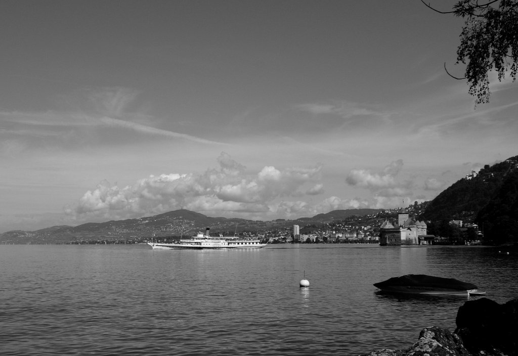 Das Dampfschiff   Vevey  bei ihrer Fahrt vom Chteau de Chillon in Richtung Villeneuve am 4.8.2010