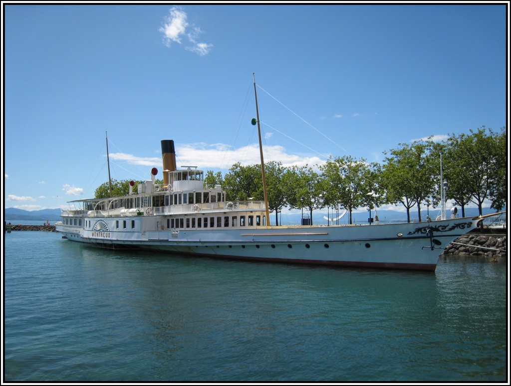 Das Dampfschiff  Montreux  (Baujahr 1904) im Hafen von Lausanne am Genfer See, aufgenommen am 25.07.2009.