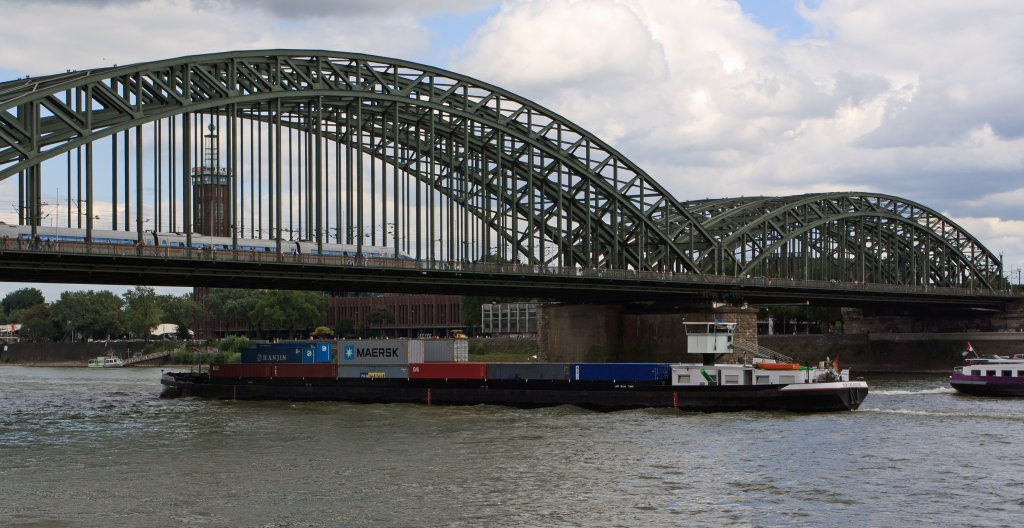 Das deutsche Binnencontainerschiff „Excelsior“ am 07.08.2011 in Kln, fhrt unter der Hohenzollernbrcke Rheinabwrts. Im Mrz 2007 war der Rhein 5 Tage bei Kln-Zndorf gesperrt, weil dieses Schiff nach Schlagseite Container verloren hatte.
