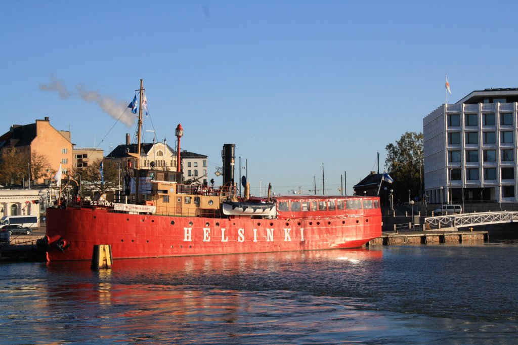 Das ehemalige Feuerschiff  S/S Hyky  im Stadthafen von Helsinki. Heute befindet sich im Inneren ein Museum. Aufgenommen am 09.10.2011.