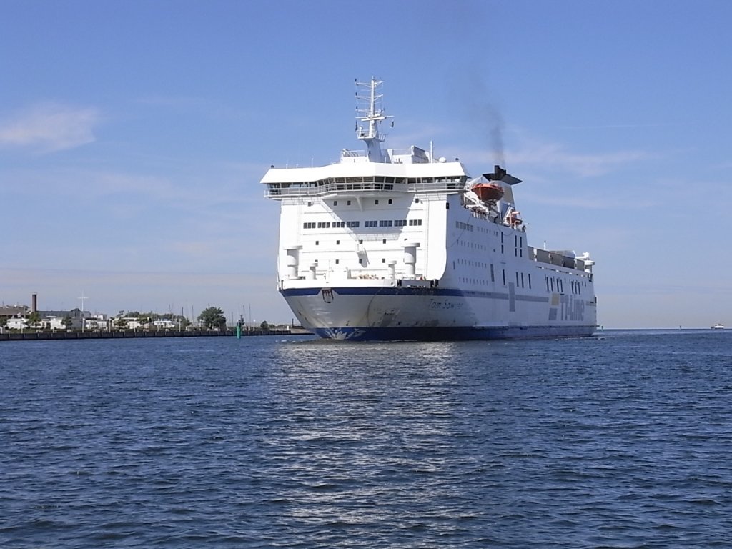 Das einlaufende Fhrschiff  Tom Sawyer  der TT-Line, in Warnemnde, mit Fahrt zum Liegeplatz am Fhrterminal im Seehafen Rostock.