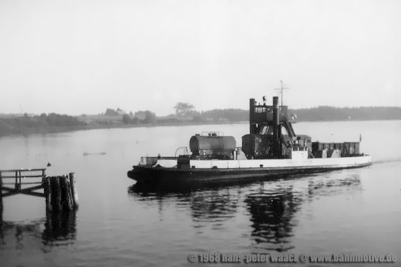 Das Eisenbahnfhrschiff STRALSUND im August 1968 an der Wolgaster Fhre. Weitere Informationen, die auch den Entladevorgang mit einer Dampflok zeigen, gibt es hier:
http://www.bahnmotive.de/europa/deutschland/usedom/seite_wolgaster_f_ahlbeck.htm