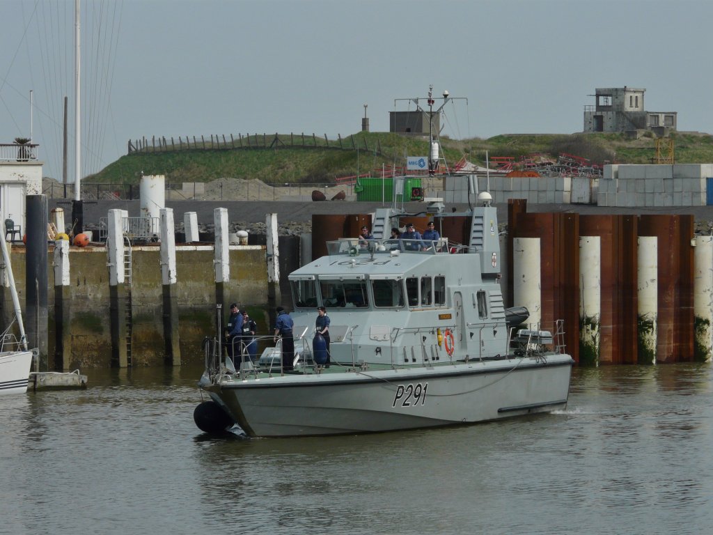 Das englische Patrouillen- und Schulungsboot P 291  PUNCHER   fhrt am 11.04.2009 in den Yachthafen von Oostende ein.