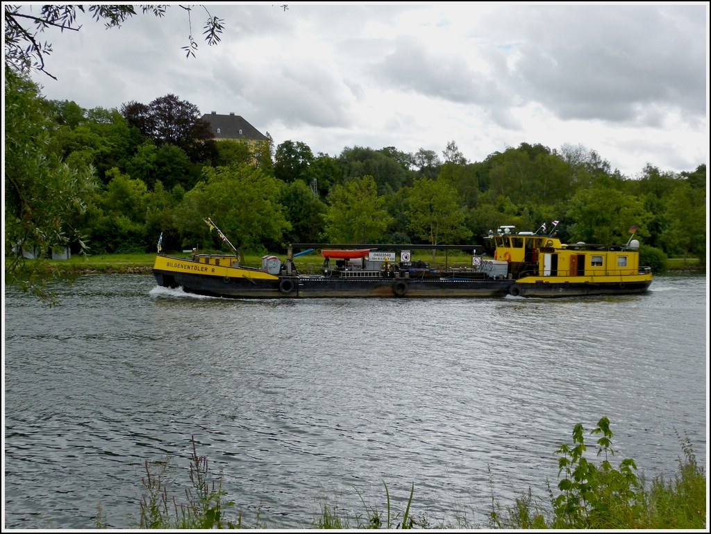 Das Entsorgungsschiff  Bilgenentler 8  Imo 04023540; L 39m; B 6,5m; T 220; Bj 1975 fhrt Moselabwrts an Remich vorbei.  06.08.2012  (Hans)