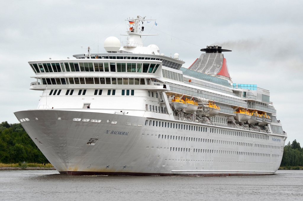 Das erste Schiff was ich am 14.07.13 auf dem Nord-Ostsee-Kanal bei Fischerhtte erwischte war gleich ein Kreuzfahrtschiff und zwar die Balmoral IMO-Nummer:8506294 Flagge:Bahamas Heimathafen:Nassau Lnge:218.0m Breite:28.0m Tonnage:43.537BRZ Geschwindigkeit:20Knoten Besatzung:510 Passagiere:1350 Kabinenanzahl:710 Baujahr:1988 Bauwerft:Meyer Werft,Papenburg Deutschland.